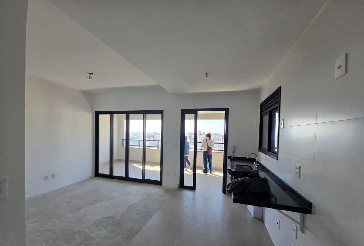 Simulação real: apartamento no contrapiso e a proposta de sala com cozinha integrada gerada pelo simulador — antes
